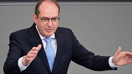 „Deutschland nur noch Platz 3 der Zielländer“, sagt Dobrindt