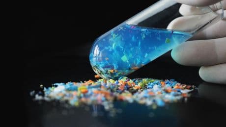 Usar pajitas plásticas con frecuencia podría dejar microplásticos en tu cerebro, un factor que podría estar relacionado con la demencia, según un estudio