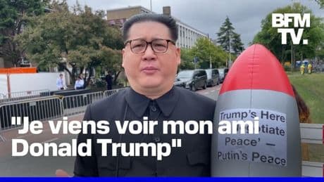 Un sosie de Kim Jung-Un manifeste devant le lieu où se tient le sommet de l'Otan