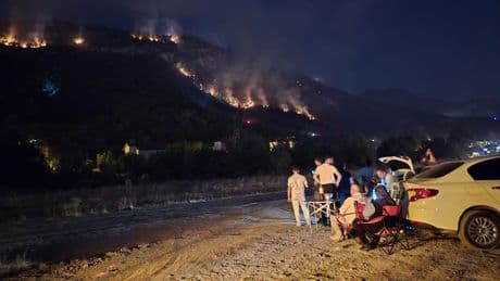 Karabük'te pes dedirten görüntü! Orman yangınını kamp sandalyelerinde film izler gibi izlediler