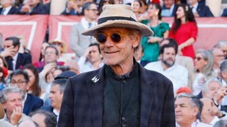 Jeremy Irons se deja ver en La Maestranza durante su visita a la Feria de Abril