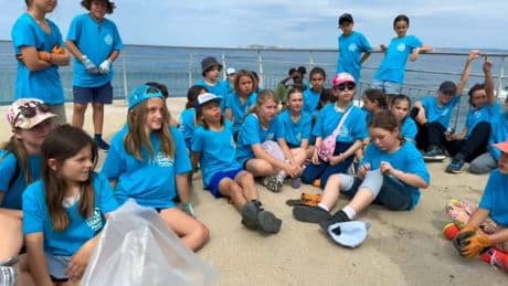 "Ce n'est pas une poubelle": à Marseille, une chasse aux déchets organisée dans les Calanques