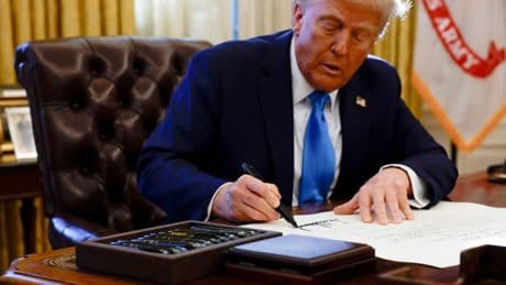 Donald Trump signe des décrets pour une "renaissance" à marche forcée du nucléaire civil