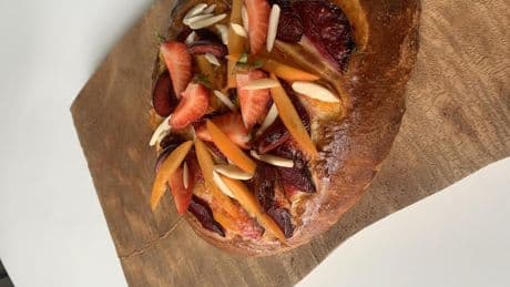 Prepara esta deliciosa coca de Sant Joan para celebrar la verbena