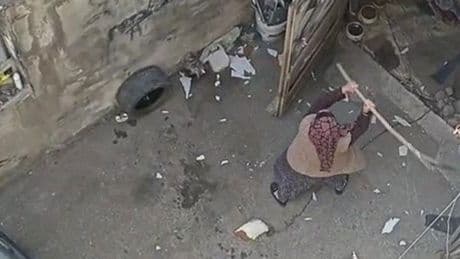 Garaja malzeme konulmasına sinirlenen kadın korku saçtı