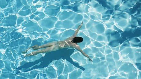 Ni bikini ni bañador: así serán las jornadas nudistas que llegan a las piscinas municipales de Madrid
