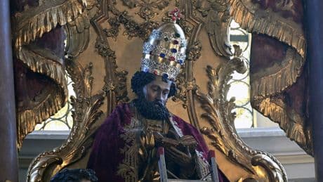 Neuer Pontifex in Rom: Münchner Petrusfigur erhält nach der Papstwahl Tiara zurück