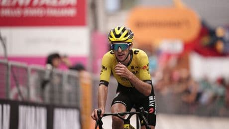 Giro d?Italia 2025, impresa di Simon Yates: conquista la maglia rosa a Sestriere