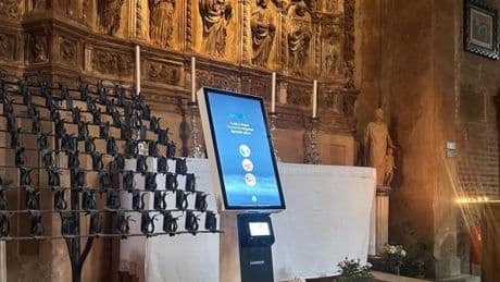 Il "totem" in chiesa per fare l'elemosina con la carta di credito