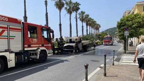Paura sull’Aurelia: furgone a fuoco a Cogoleto, nessun ferito | Video