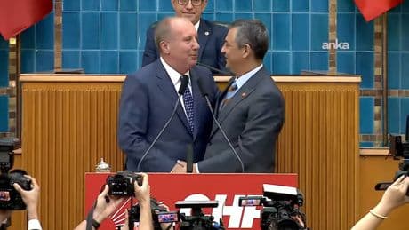 Muharrem İnce resmen CHP'de: Kürsüde ilk açıklama! Özgür Özel rozet takmadı, 'Rozeti alnına takılı' dedi...