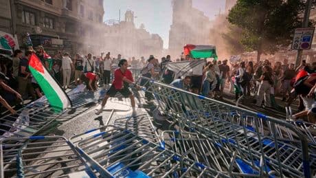 World cycling’s governing body condemns Spanish government over pro-Palestine protests at Vuelta