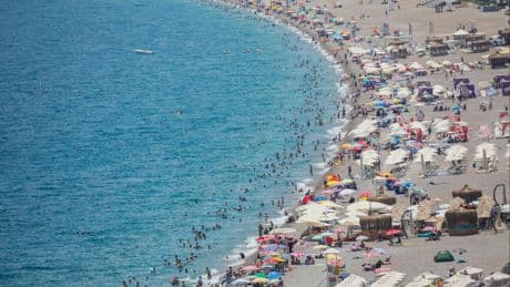 Plajlar parayla, deniz görmek lüks oldu: Antalya sahillerinde 'ücretli plaj' tepkisi