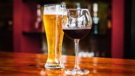 Alkohol: Dieses Getränk verursacht am meisten Bauchfett
