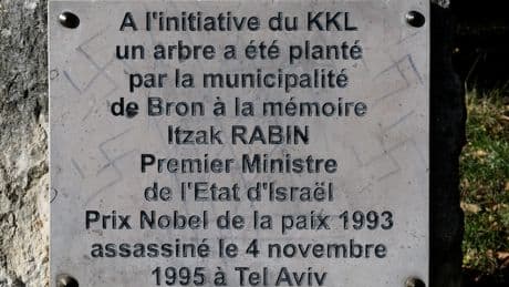 Des croix gammées sur une stèle et des inscriptions antisémites retrouvées près de Lyon