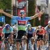 Van der Poel grijpt naast eindzege na zinderend slot in Renewi Tour: indrukwekkende dubbelslag De Lie