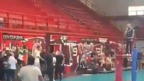 Yunanistan-İsrail maçında Filistin protestosu: Bayrak açanlara polisten sert müdahale!