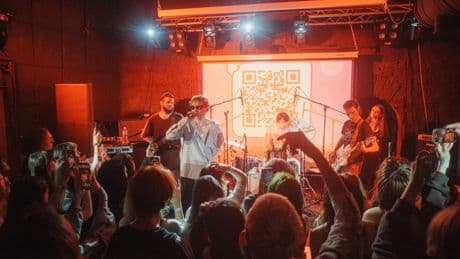 Savaş engel olamadı: Şehrin bir noktasında saldırı, bir noktasında konser