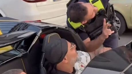 Auf Brücke in Berlin - Polizist macht Selfie mit GRappern