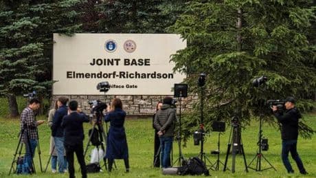Treffen Trump Putin: Szenen aus Alaska – Lawrow kommt im „UdSSR“-Pulli