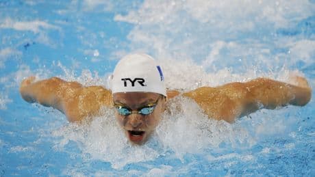 Mondiaux de natation : Léon Marchand remporte largement le 400 m 4 nages