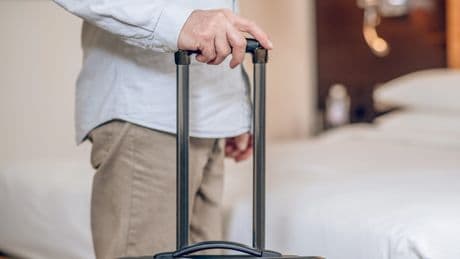 I've stayed at over 500 hotels. There are 2 red flags I always notice before booking &mdash; and 3 that make me want to check out.