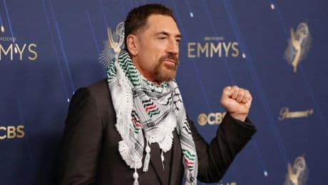 Javier Bardem denuncia “el genocidio en Gaza” al lucir una kufiya en los Emmy