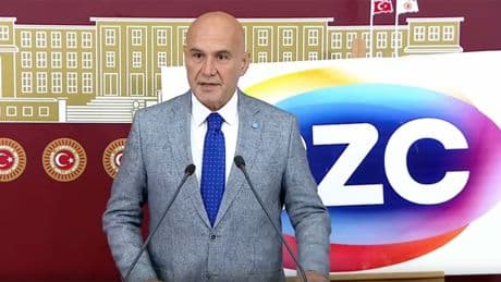 İYİ Partili Çömez'den ekran karartma cezası verilen Sözcü TV'nin logosunun önünde açıklama