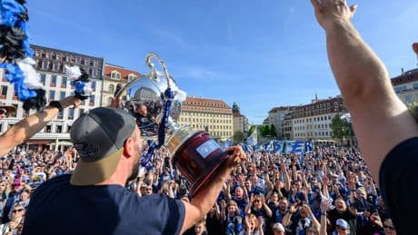 Gäste-Wahnsinn bei DEL-Eröffnung - Mit Meisterpokal! Dresdner Faninvasion in Berlin