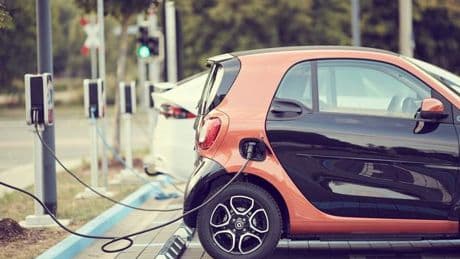 Auto, l’Ue pronta a creare una nuova categoria di piccole elettriche a basso costo e a rivedere i target del 2035