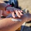 Protection solaire : "L'écran total, ça n'existe pas, il y a toujours des rayons qui passent", met en garde une dermatologue
