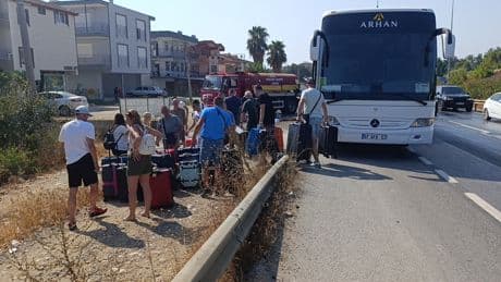 Seyir halindeki tur otobüsü yandı, 43 turist tahliye edildi