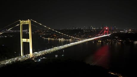 Fatih Sultan Mehmet Köprüsü 'sarı-kırımızıya' büründü
