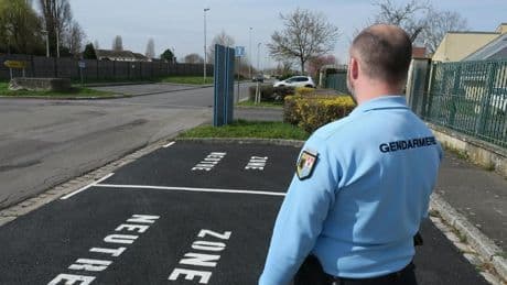 Garde alternée : des places de parking surveillées pour échanger les enfants