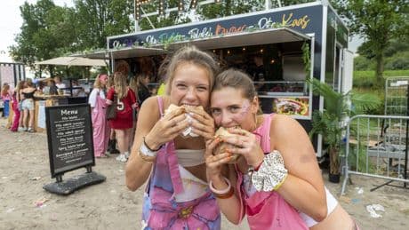 Eigenaren foodtrucks moeten buffelen: ’Van die burger van 13 euro houd ik er maar 6 over’