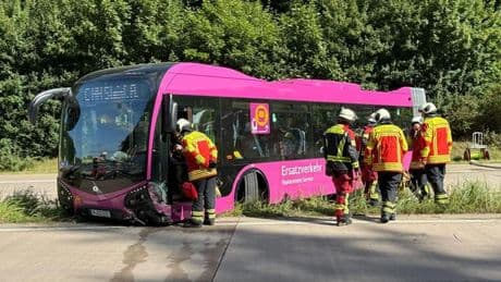 Ermittlungen dauern an: Ursache nach Busunfall auf A24 weiter unklar
