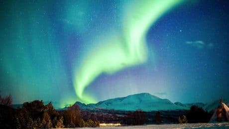 Una tormenta solar 'caníbal' se dirige a la Tierra y provocará grandes auroras boreales en las próximas horas