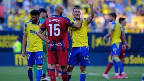 El Cádiz vapulea al Huesca y lo deja sin opciones de promoción de ascenso