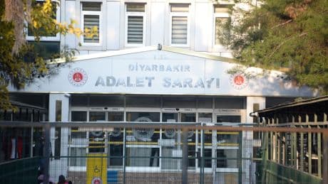 Diyarbakır’da kardeşlerine "hayvan dışkısı yetirdiği" iddiasıyla gözaltına alınan şüpheli serbest bırakıldı