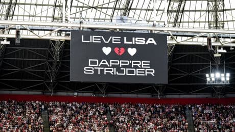 Ajax-fans klappen in 17e minuut ter nagedachtenis van vermoorde Lisa uit Abcoude: ’Lieve Lisa, dapp’re strijder’