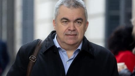 El PSOE denuncia por «acoso» a una periodista tras un incidente en el domicilio de Santos Cerdán
