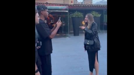 Un grupo de turistas pide a Lamine Yamal que les haga una foto sin reconocerle