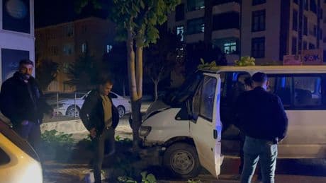 Dur ihtarına uymayan şahıs ağaca çarpıp durdu