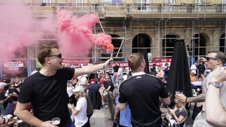 Ambientazo 'red' en la Plaza Nueva