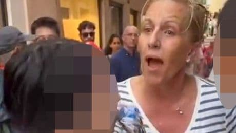 Moment fuming tourist yanks Venice 'pickpocket', 14, by her ponytail before attack