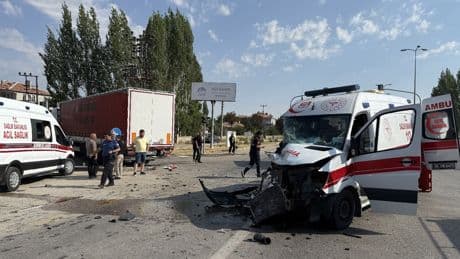 Ankara'da tır ile ambulans çarpıştı: 5 yaralı