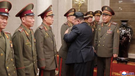 Corée du Nord : Kim Jong-un couvre d’éloges ses troupes «héroïques» déployées en soutien à la Russie