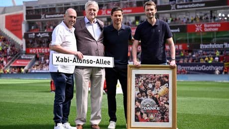 Schild kommt in Madrid ins Büro - Die „Xabi-Alonso-Allee“ zieht um