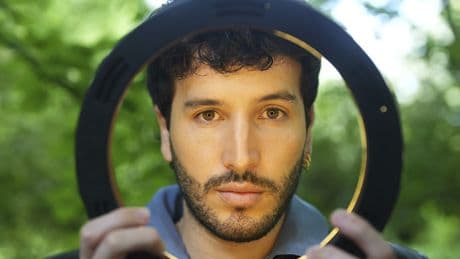 Sebastián Yatra: "Ni Trump ni nadie tienen derecho a robar la dignidad a la gente. Es muy triste lo que está pasando con los latinos en Estados Unidos"