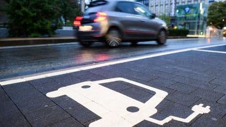 Weiterer Nachlass erwartet: Mehr Rabatt auf E-Autos - auch wegen CO2-Zielen
